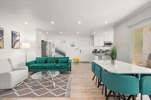 Appartement, plusieurs lits, balcon, vue jardin (Lake #3 Altadena) | Coin séjour