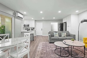 Apartamento, varias camas, patio, vistas al jardín (Lake #6 Altadena) | Zona de estar