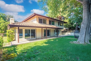 Modern 2-story Home in Thousand Oaks, Near LA Hotspots