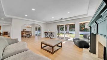 Rumah, Beberapa Tempat Tidur, patio, pemandangan kebun (3938 Thousand Oaks) | Area keluarga