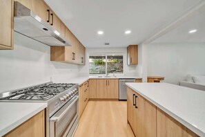 House, Multiple Beds, Patio, Garden View (3938 Thousand Oaks) | Private kitchen