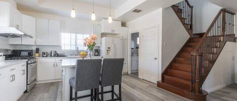 Maison, plusieurs lits, patio (7931 B, Rosemead) | Cuisine privée | Cafetière/bouilloire