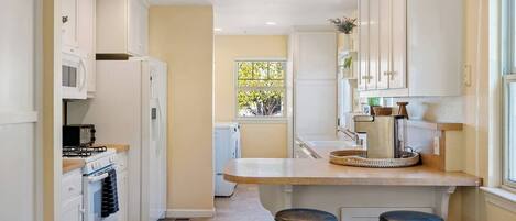 Een koelkast, een microgolfoven, een oven, een kookplaat