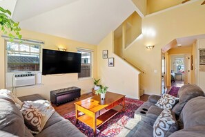 Smart TV - Peach St Bungalow | Stylish Walkable Retreat (san luis obispo)