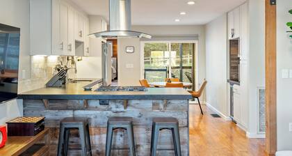 Templeton Creekside Cottage | Walk to Downtown