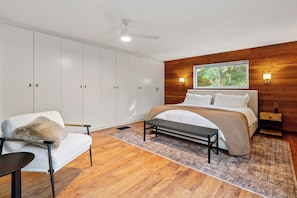 3 habitaciones, escritorio y tabla de planchar con plancha