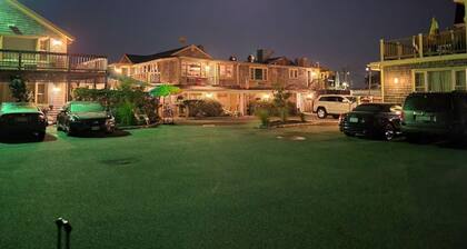 Cozy 1 King Bed Stay Above Bar & Nightlife Fun