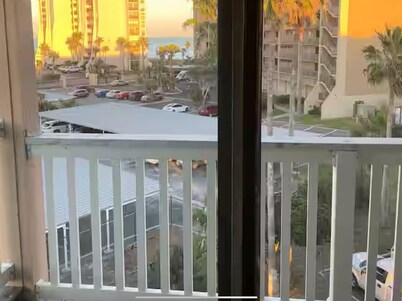 Cozy condo in beautiful Corpus Christi with AC, WiFi