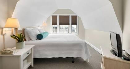 Queen Suite w/ Deck & Stunning 3rd Floor Ocean Views