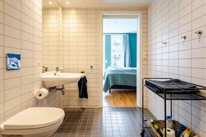 Een douche, handdoeken, zeep, toiletpapier