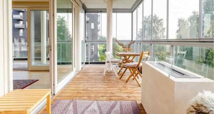 Spacious 3-bedroom with 3 balconies, sea view and free indoor parking