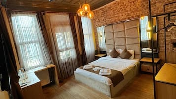 Una cassaforte in camera, una scrivania, postazione laptop