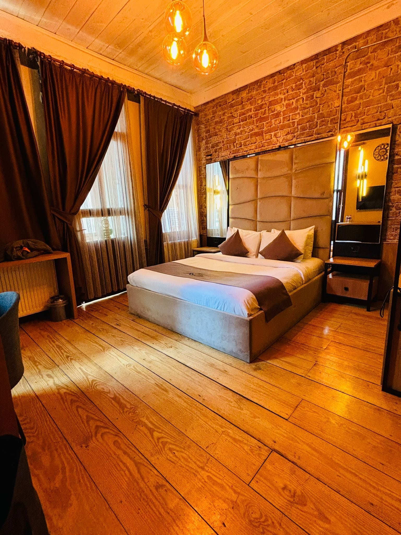 Habitación superior | Caja de seguridad en la habitación y escritorio 