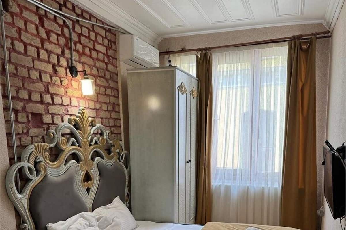 In-room safe, desk, laptop workspace, soundproofing