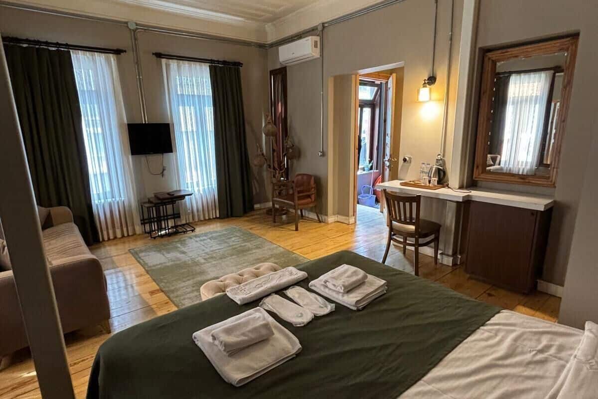 Deluxe Room | Living area | Fireplace