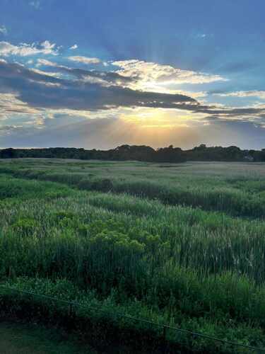 Stunning Sunsets & Coastal Charm in Milford!