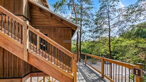 Una escalera de madera que lleva a un edificio con un letrero que dice "GREENBRIER".