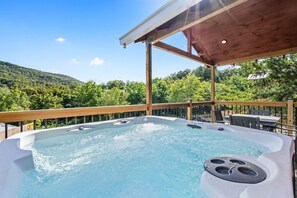 Outdoor spa tub - TreeLodge, Downtown Pigeon Forge (Pigeon Forge)