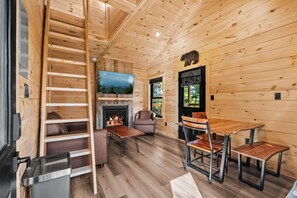 Interior - TreeLodge, Downtown Pigeon Forge (Pigeon Forge)