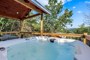 Outdoor spa tub - TreeLodg, Downtown Pigeon Forge (Pigeon Forge)