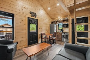 Interior - TreeLodge, Downtown Pigeon Forge (Pigeon Forge)