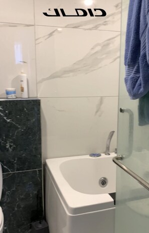 Vasca idromassaggio, asciugacapelli, asciugamani, sapone