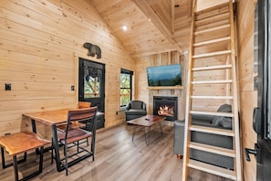 テレビ、暖炉、書斎 / ワークスペース