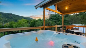 Un bain à remous avec vue sur un paysage boisé.