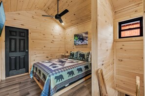 2 bedrooms, desk, iron/ironing board, WiFi