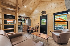 TV, fireplace - TreeLodge Downtown in the Forge (Pigeon Forge)