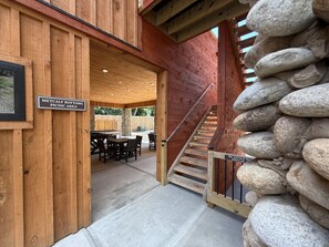 Outdoor dining - TreeLodge Downtown in the Forge (Pigeon Forge)