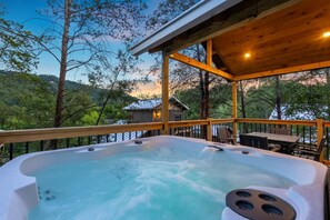 Outdoor spa tub - TreeLodge, Downtown Pigeon Forge (Pigeon Forge)
