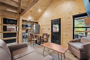 TV, fireplace - TreeLodge, Downtown Pigeon Forge (Pigeon Forge)
