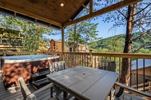 Outdoor dining - TreeLodge, Downtown Pigeon Forge (Pigeon Forge)