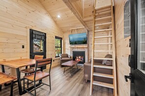 Interior - TreeLodge, Downtown Pigeon Forge (Pigeon Forge)