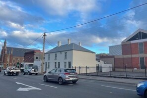 A street view with buildings, vehicles, and a clear sky. - Urban Nook Serviced Apartments (Launceston)