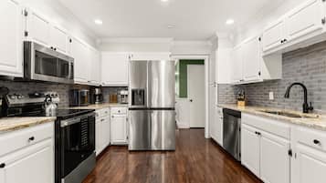 Een koelkast, een magnetron, een oven, een kookplaat