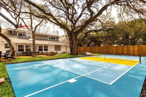 8 BR Sleeps 22 Pickleball Heated Pool .5 Acre Golf