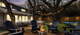 8 Bedroom~Pickleball~Heated Pool~Sleeps 22~.5 acre~ Hot Tub~Game Room Mini Golf