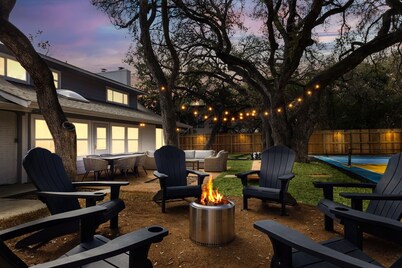 8 Bedroom~Pickleball~Heated Pool~Sleeps 22~.5 acre~ Hot Tub~Game Room Mini Golf