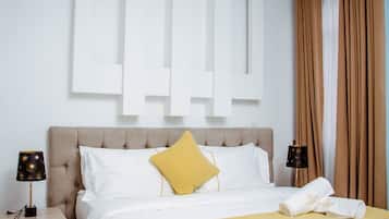 Tabla de planchar con plancha, wifi gratis y ropa de cama
