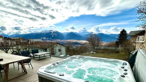 A hot tub with a view of mountains in the background. - Loft Eclipse 1723 (Font-Romeu-Odeillo-Via)