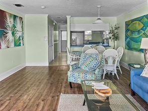 Living area - Amazing 3-Bed Condo with HUGE porch on the beach (Panama City Beach)
