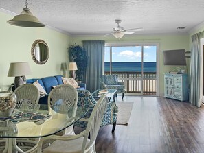 Living area - Amazing 3-Bed Condo with HUGE porch on the beach (Panama City Beach)