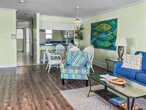 Living area - Amazing 3-Bed Condo with HUGE porch on the beach (Panama City Beach)