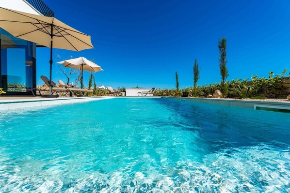 Een verwarmd zwembad