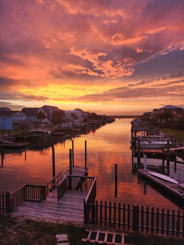 NEW! Steps to beach, Ultra Premium, Free Early Check-in Sun-Sun, Kayak, Hot Tub,