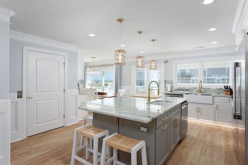 Luxury Costal Estate Home, Free Early Check in Sun-Sun, Kayak, Hot Tub, Elevator