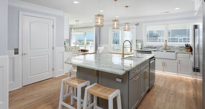 Luxury Costal Estate Home, Free Early Check in Sun-Sun, Kayak, Hot Tub, Elevator