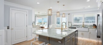 NEW! Steps to beach, Free Early Check-in Sun-Sun, Kayak, Hot Tub, Elevator, FUN